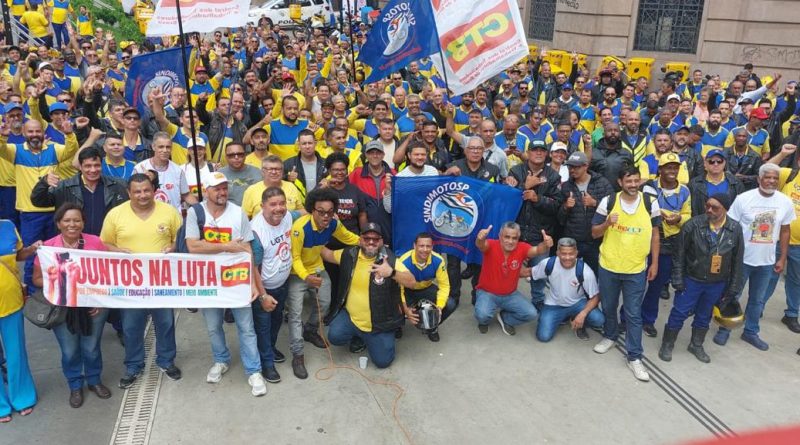 SindimotoSP participa de manifestação dos motociclistas carteiros dos Correios e manda recado para governo federal sobre regulamentação dos apps